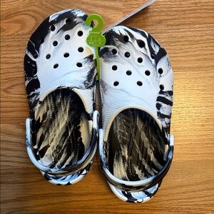 CROCS Kids Black and White Swirl Sandals with about 3 dozen New Charms!